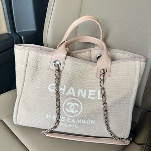 ❗️SOLD❗️Authentic CHANEL
Mixed Fibers Small Deauville Tote Beige